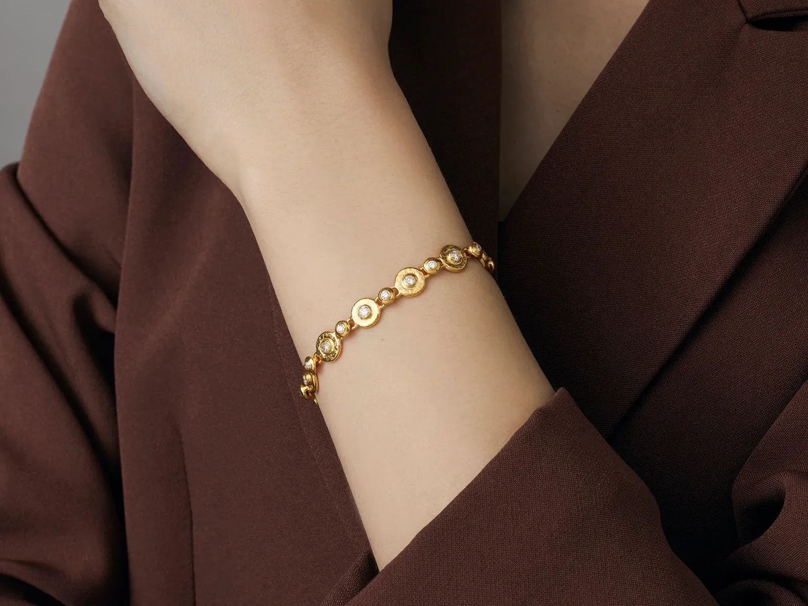 Gold Single-Strand Bracelet With Diamonds