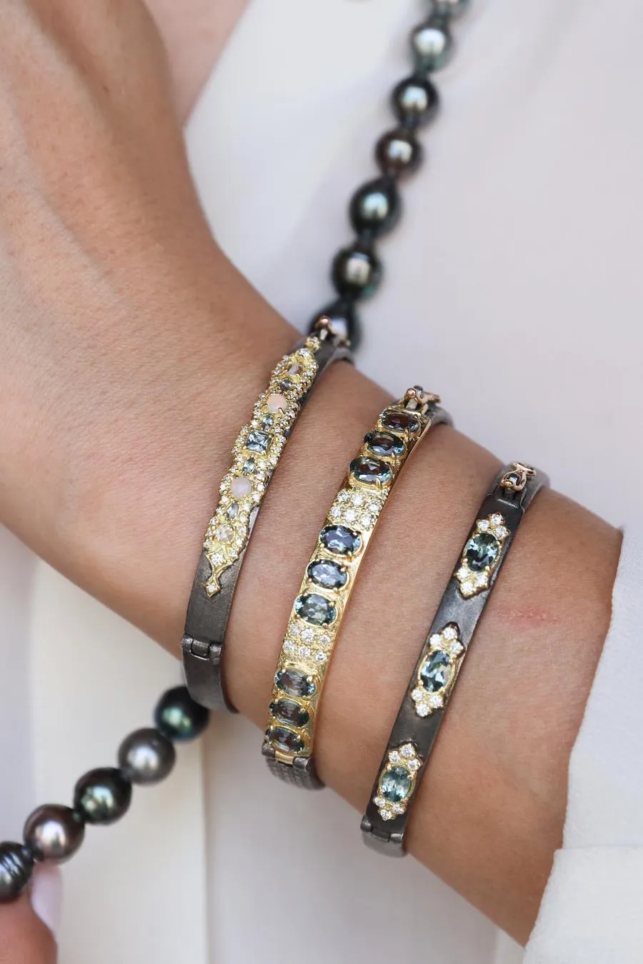 HUGGIE BRACELET WITH GREY SPINEL AND WHITE DIAMONDS