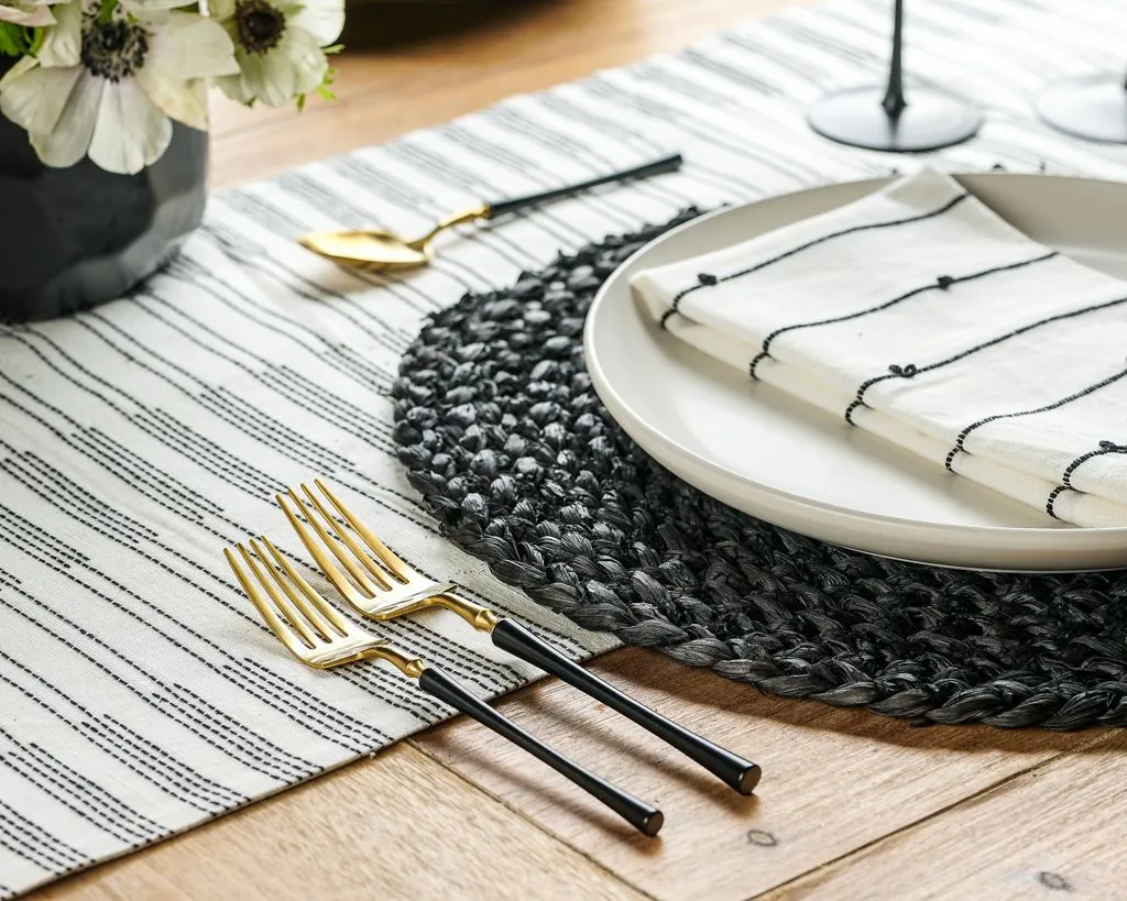 Kadra 18/10 black and gold flatware set of 4