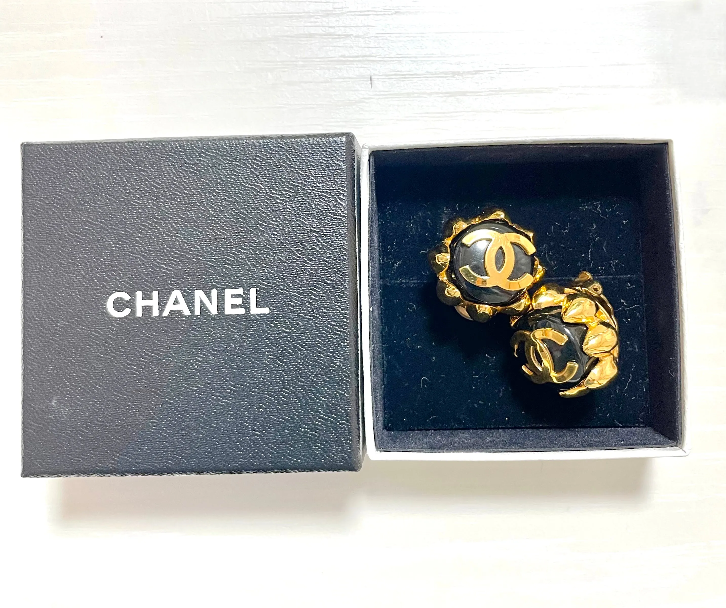 MINT. Vintage CHANEL round black and golden earrings with golden CC mark and crown frame. Bud design jewelry. 060225ac2