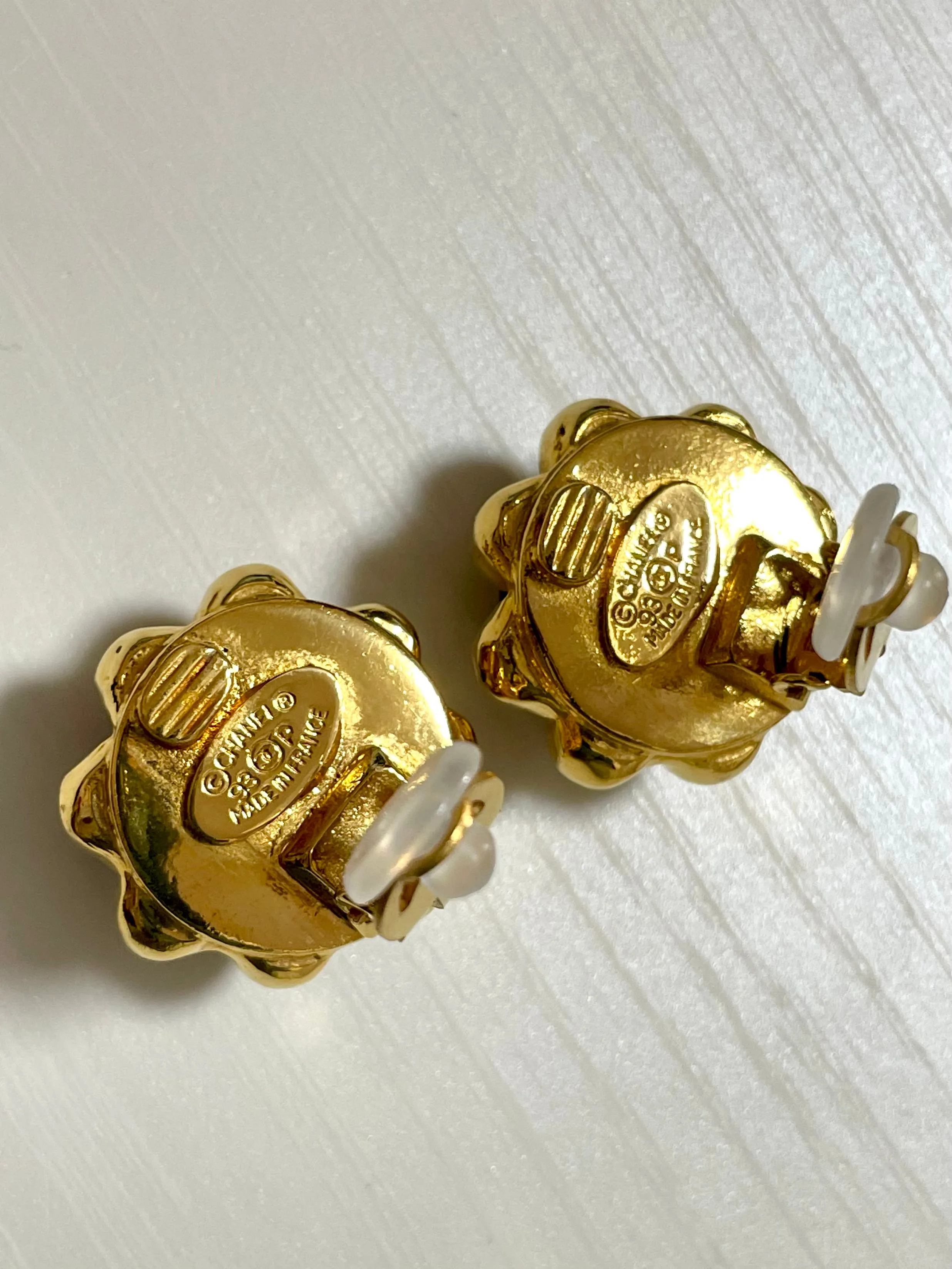 MINT. Vintage CHANEL round black and golden earrings with golden CC mark and crown frame. Bud design jewelry. 060225ac2