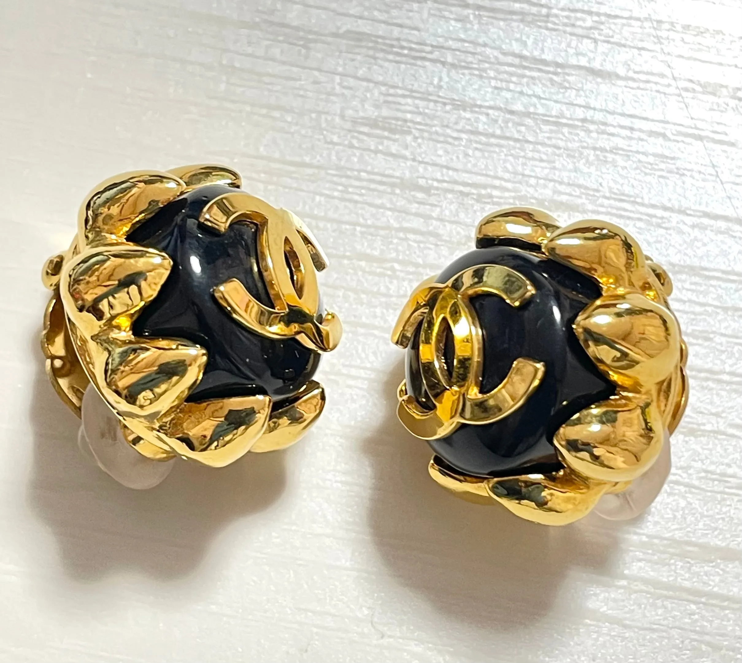 MINT. Vintage CHANEL round black and golden earrings with golden CC mark and crown frame. Bud design jewelry. 060225ac2