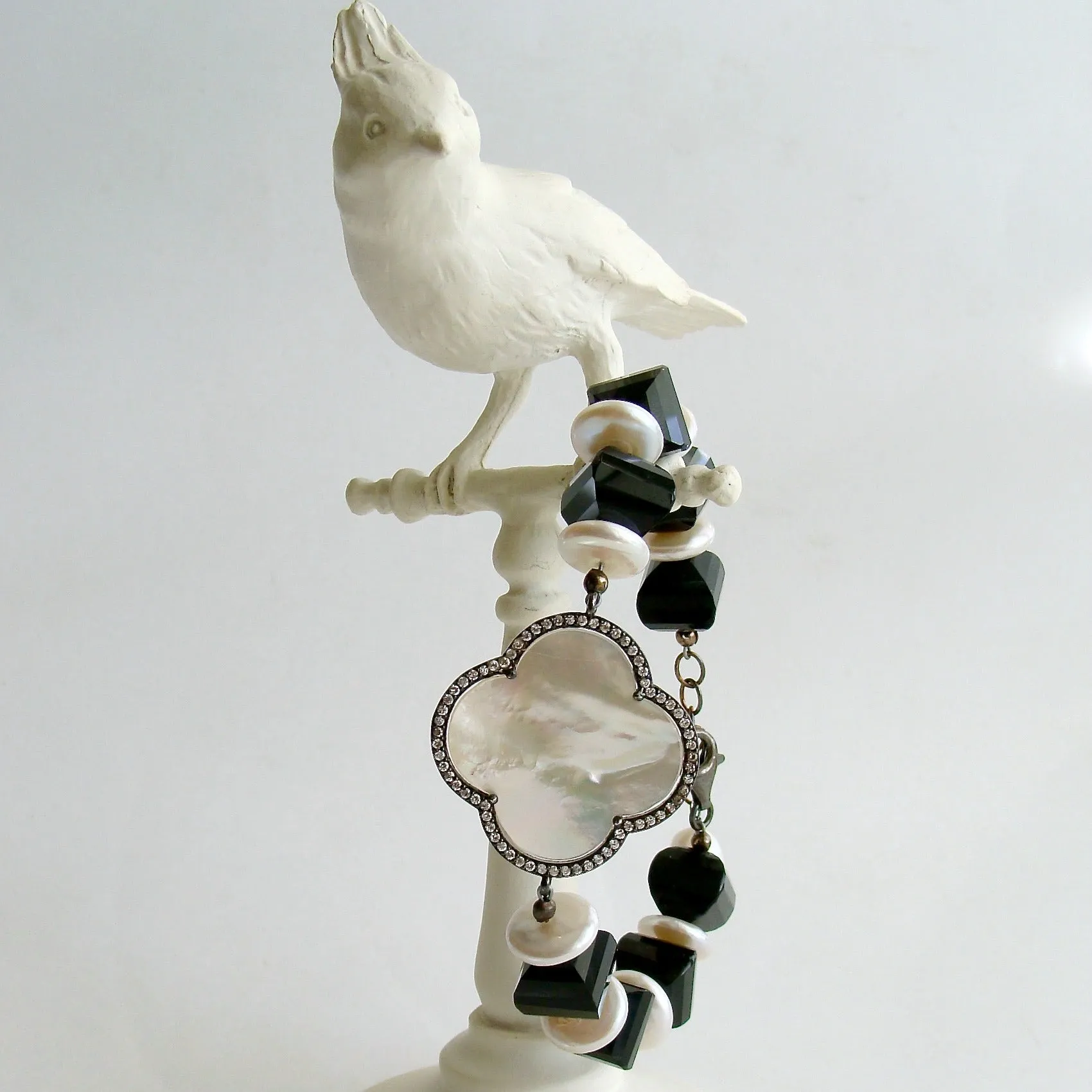 Onyx Lanterns and Coin Pearl Bracelet With MOP Quatrefoil - Noir et Blanc Bracelet
