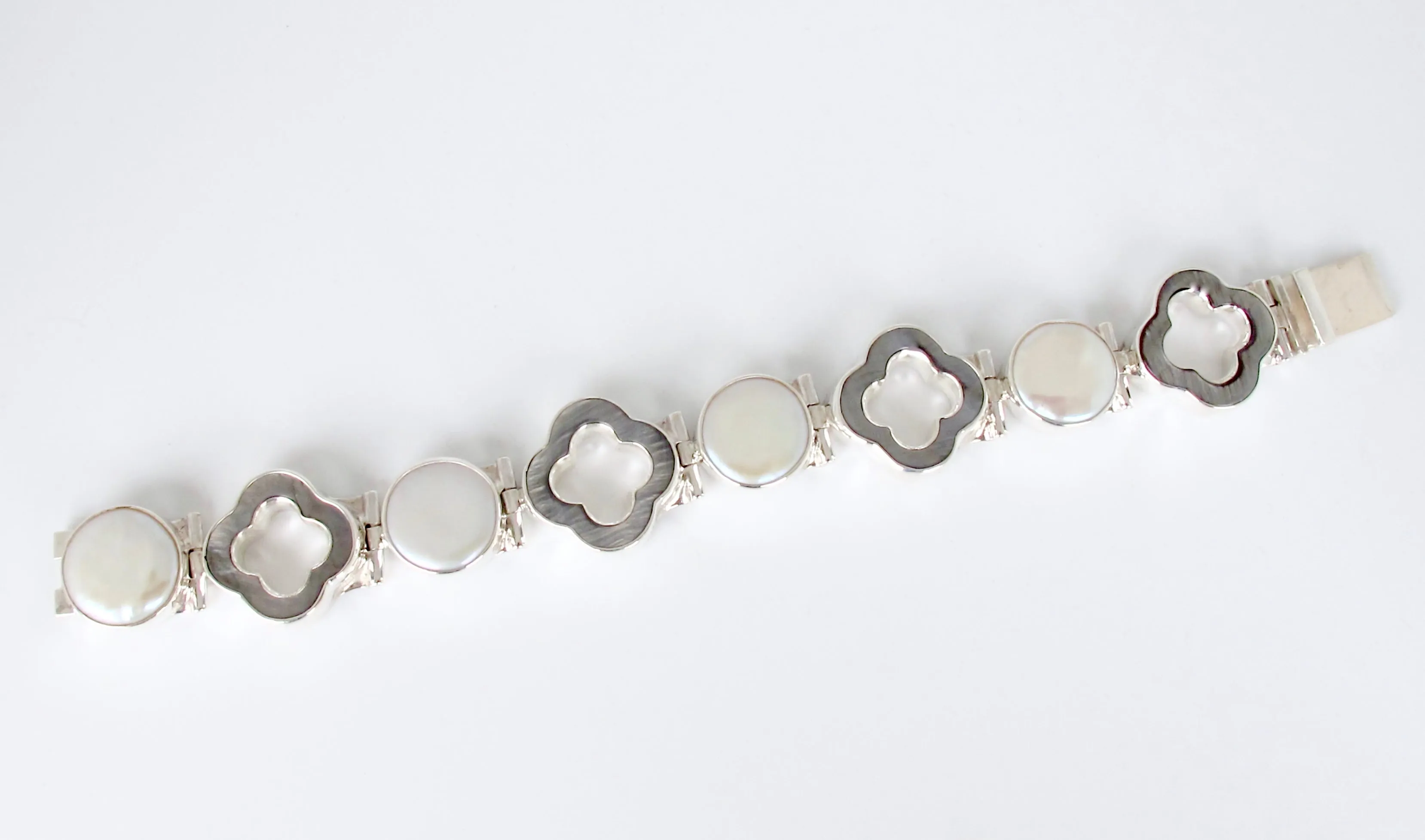 Quatrefoil and white pearl bracelet