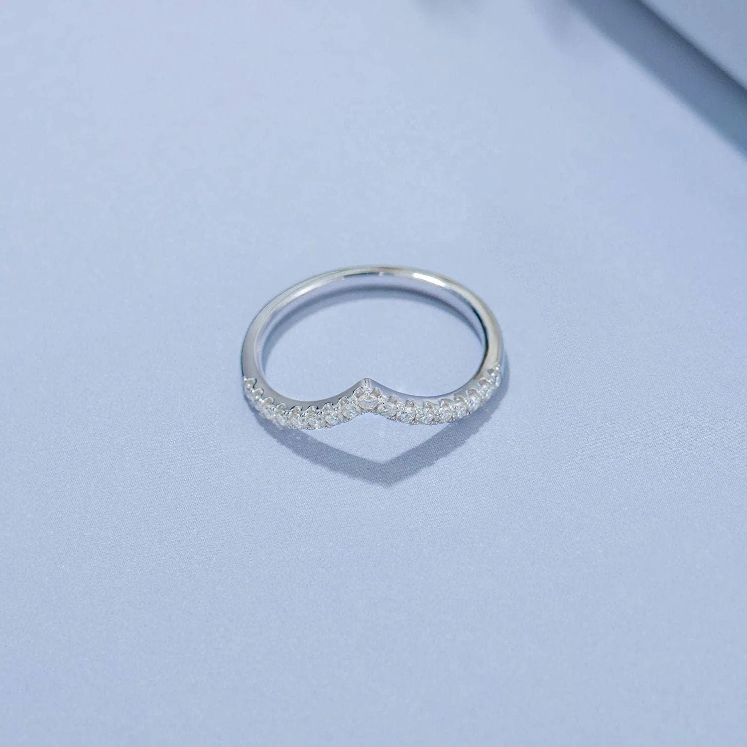 Round Diamond V Ring Band